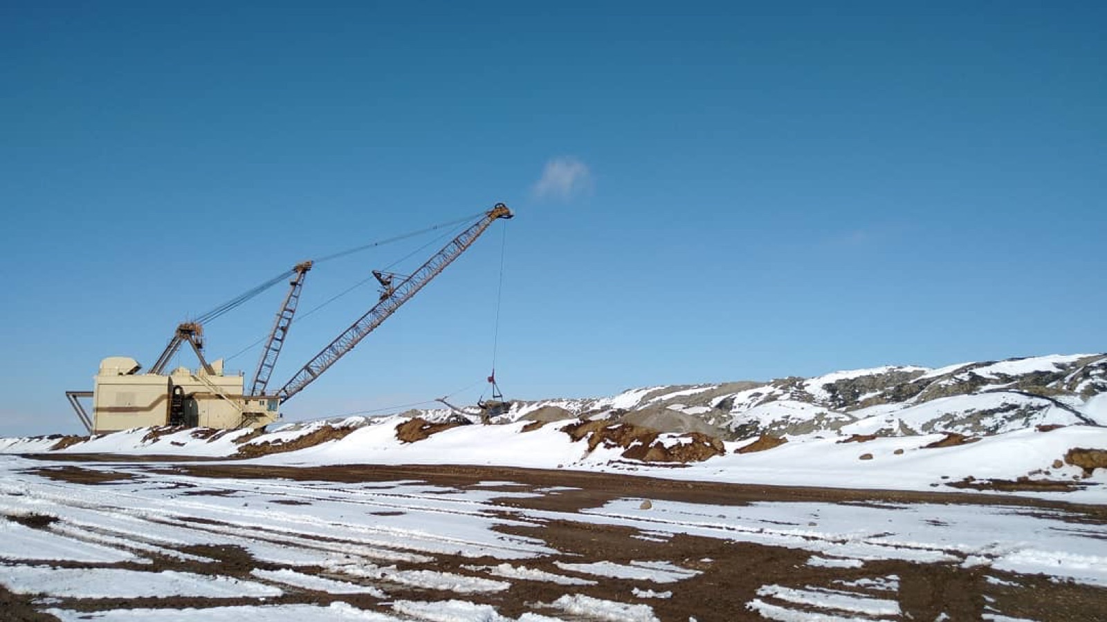 Dragline excavator working in snow